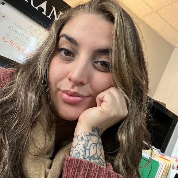 Meet your Posher, Halle - Picture 1 of 1